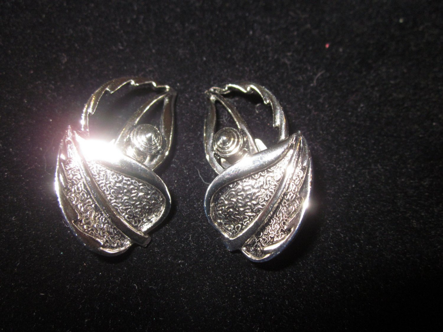 Vintage leaf clip on silver tone sarah coventry earrings chic wow