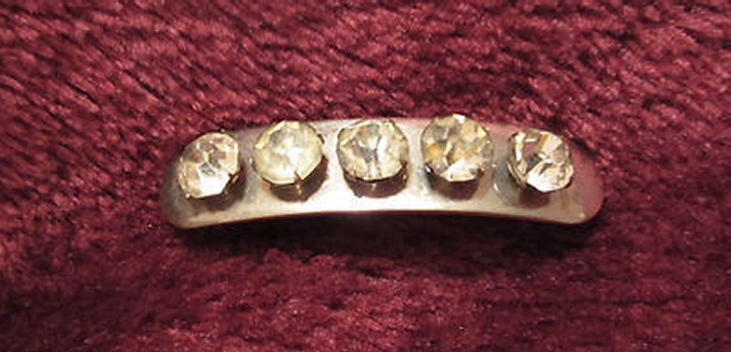 Long silver tone pin brooch 5 rhinestones vintage very different Downton Abbey