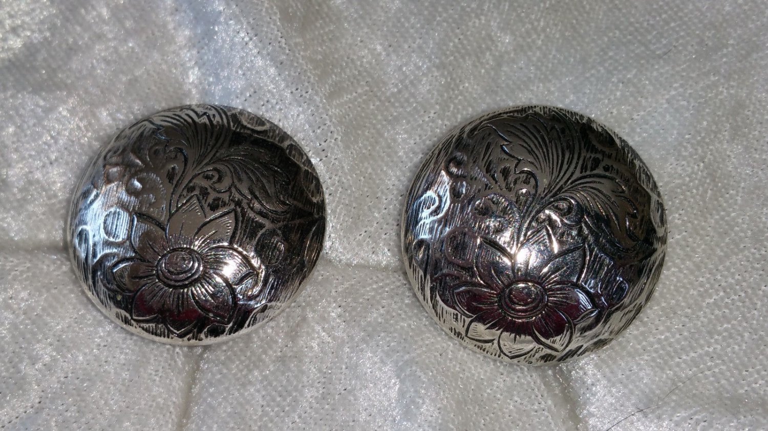 Button flower leaf etched silvertone clip on gorgeous vintage1 &Acirc;&frac12; inches round