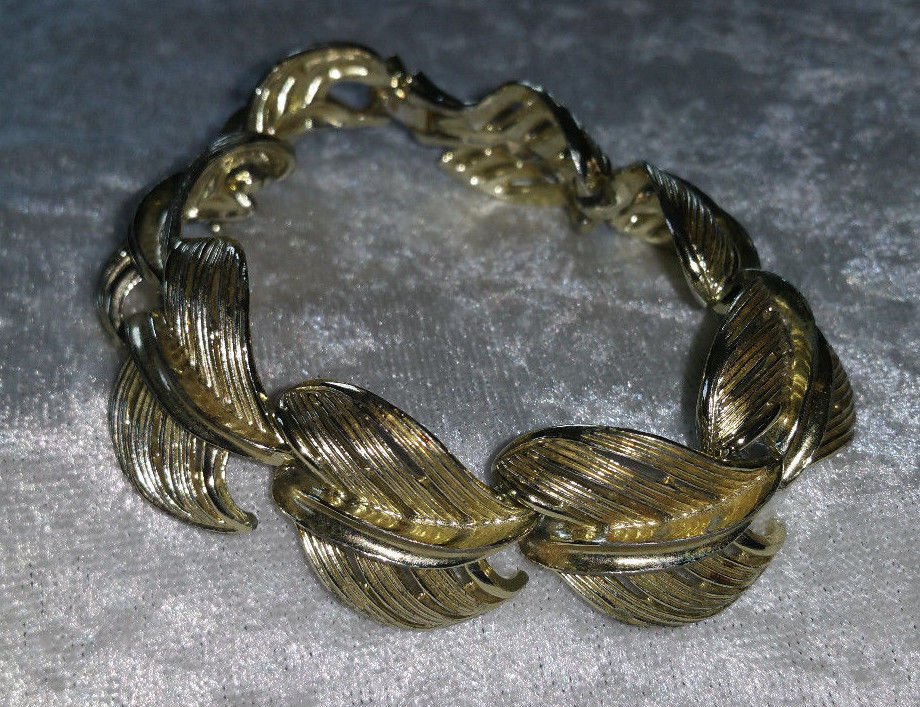 Bracelet vintage open work gold tone leaf 7.5 inches different wedding