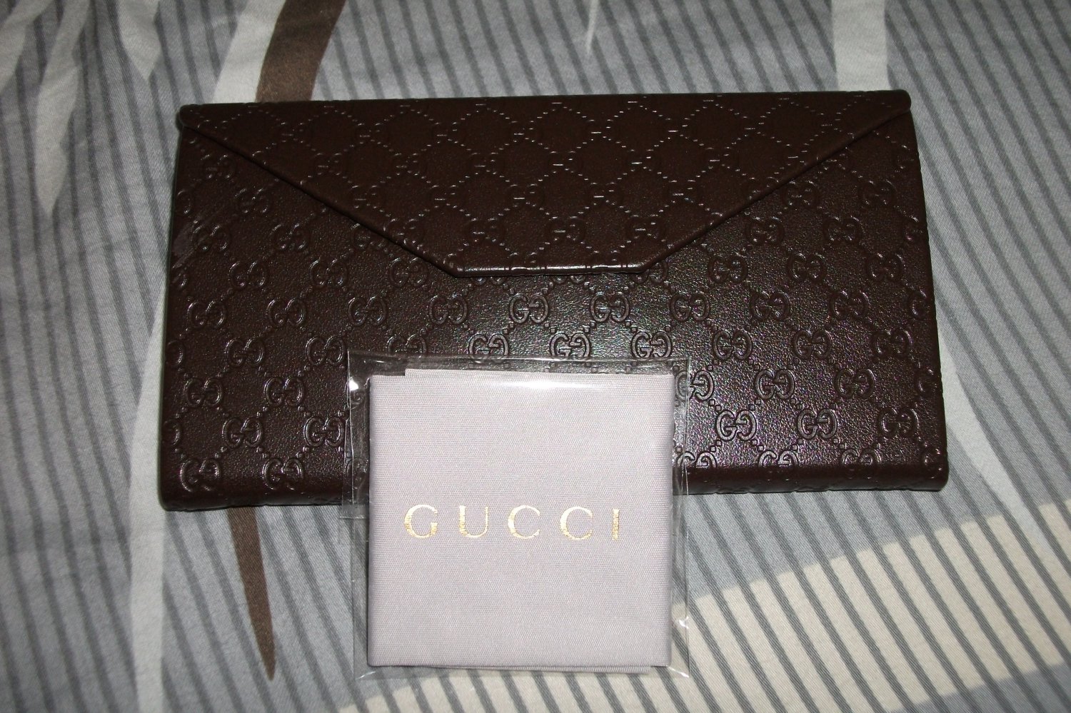 Gucci sunglasses case A triangular shape. Brown color.