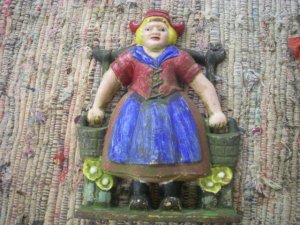 ORIGINAL VINTAGE CAST IRON DOORSTOP  FIGURAL DUTCH GIRL  LARGE SIZE