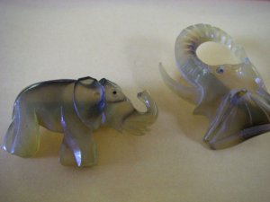 PAIR VINTAGE BAKELITE CATALIN FIGURAL ELEPHANT BROOCHES  EX COND  2 INCHES
