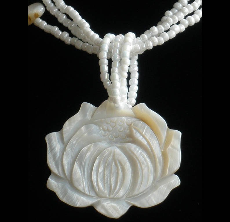 2pcs Sea Shell Mother of Pearl Carved Lotus Flower Pendant Necklace GC1027-4640M