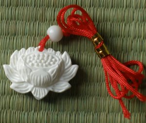 Natural Sea Shell Carved Lotus Flower Pendant CC0002