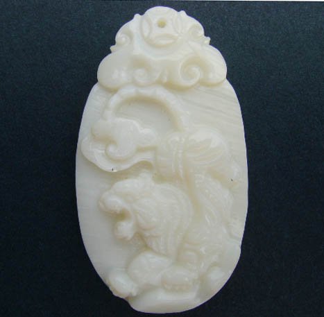 Sea Shell Mother of Pearl Carved Tiger King of Beast Pendant GA0007