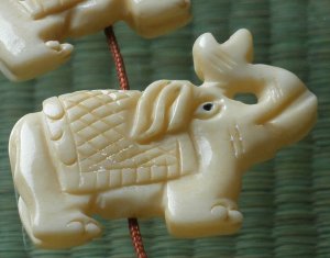 Tibet Yak bone vivid carved long nose lovely elephant Pendant IZ017