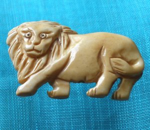 Tibet Yak bone carved bemused muzzy beast king leo lion IB020