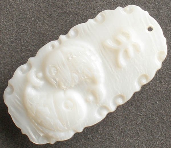 Natural Sea Shell Mother of Pearl Carved Constellation Pisces Statue Amulet Pendant