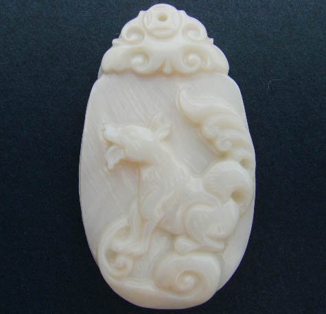 Natural Sea Shell Mother of Pearl Carved Dog Doggie Purp Mut Pooch One of Zodiac Animal Pendant