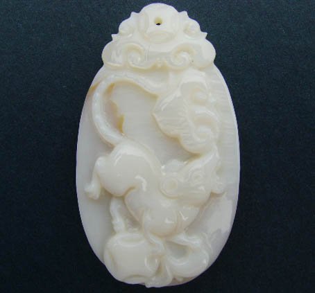 Natural Sea Shell Mother of Pearl Carved Mouse Rat Mice One of Zodiac Animal Pendant