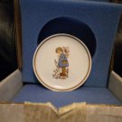 THE BERTA HUMMEL MUSEUM MINI PLATE COLLECTION.1975"CHRISTMAS DEVOTION"W/BOX 4"