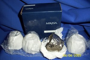 mikasa fancy napkin ring  4pc set  new boxed