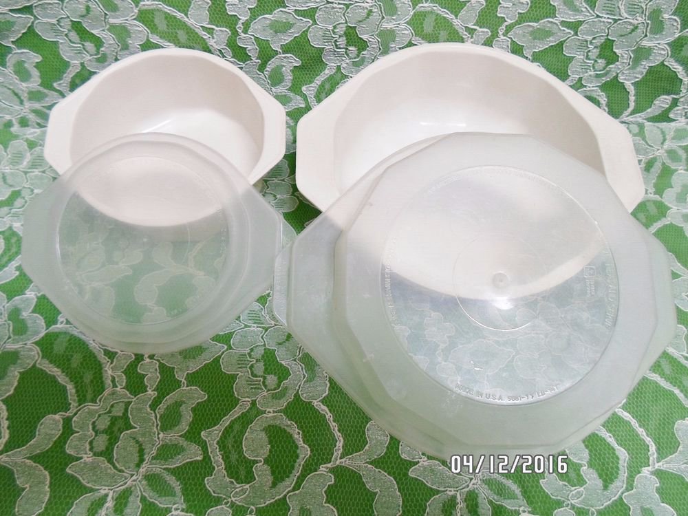 4 piece Anchor Hocking Freeze Heat Serve microwave & oven safe bowls lids