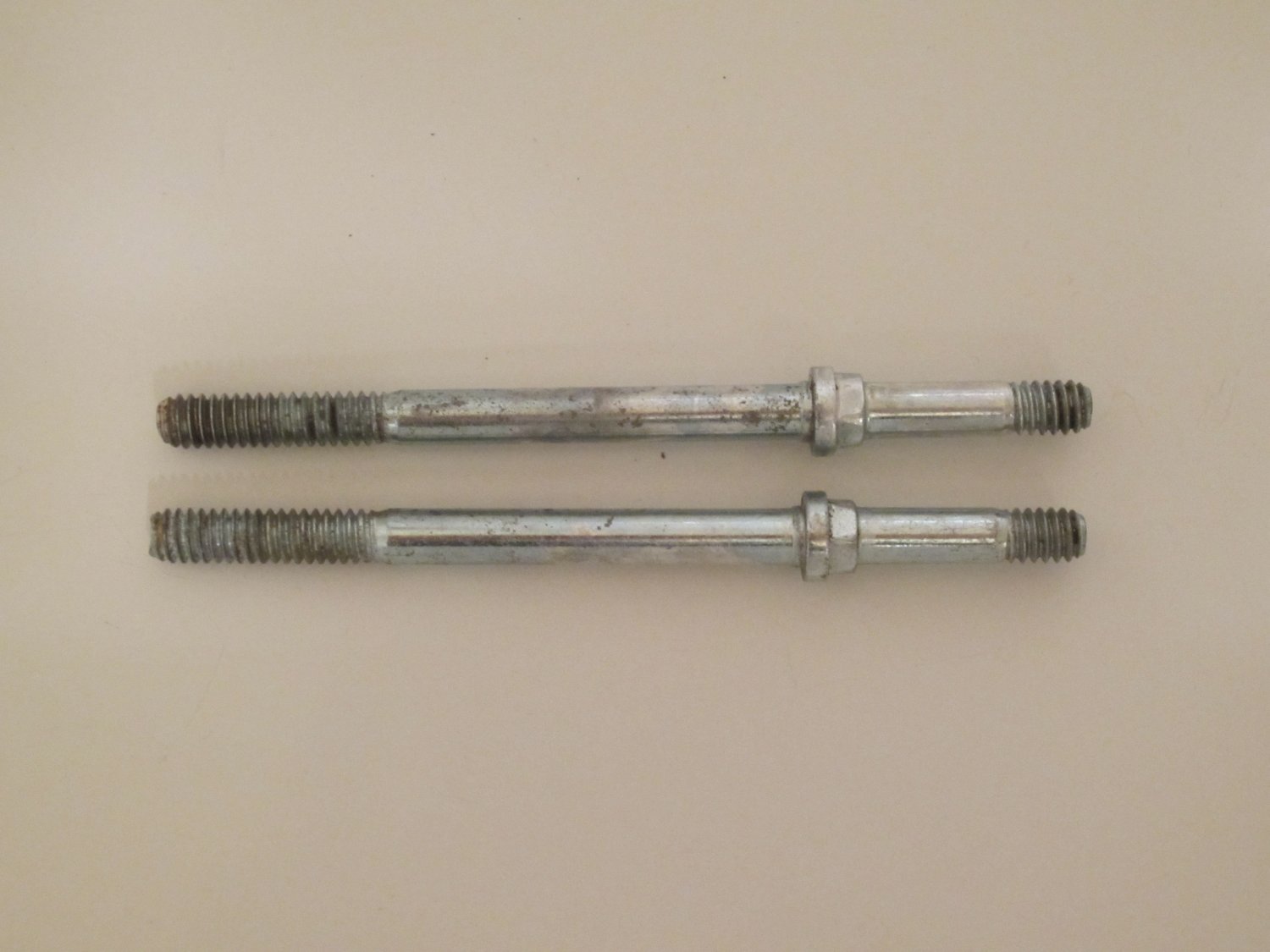 5.5HP Tecumseh Carburetor mounting stud set 650925A