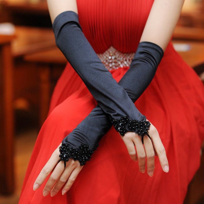 Красные платья с перчатками