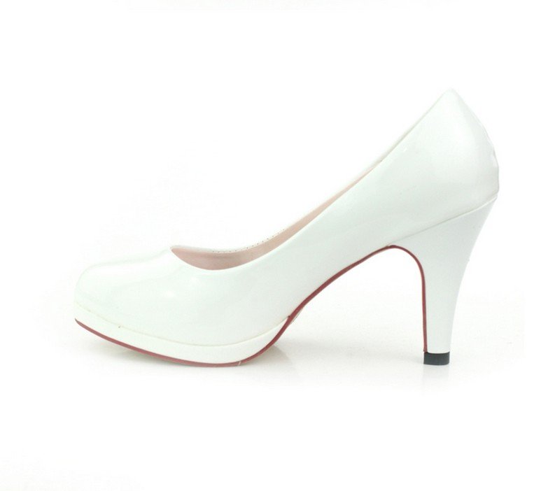 A comfortable white high-heeled bridal shoes