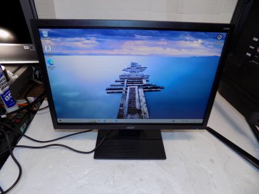 Acer V226WL LED 22 Inch Computer Monitor with Cables