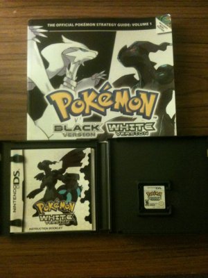 Pokemon - White Version + Strategy Guide Bundle (Nintendo DS, 2011)