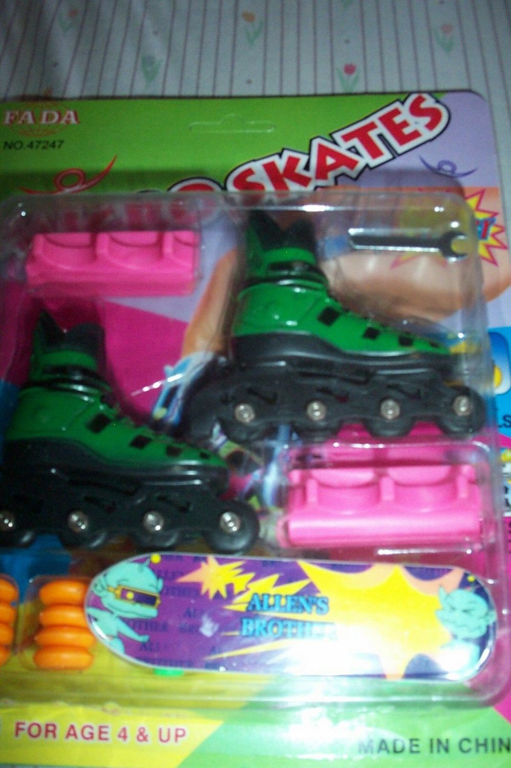 FINGER SKATES ROLLERBLADES & SKATEBOARD ALIENS Toy