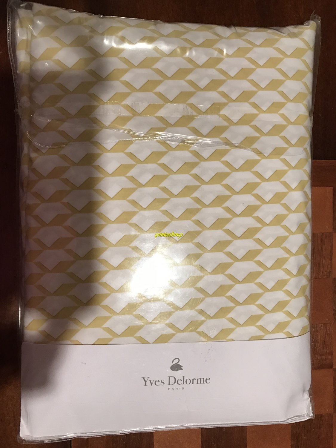 Yves Delorme Voguer Menthe Queen Fitted Sheet White Yellow Gold Graphic