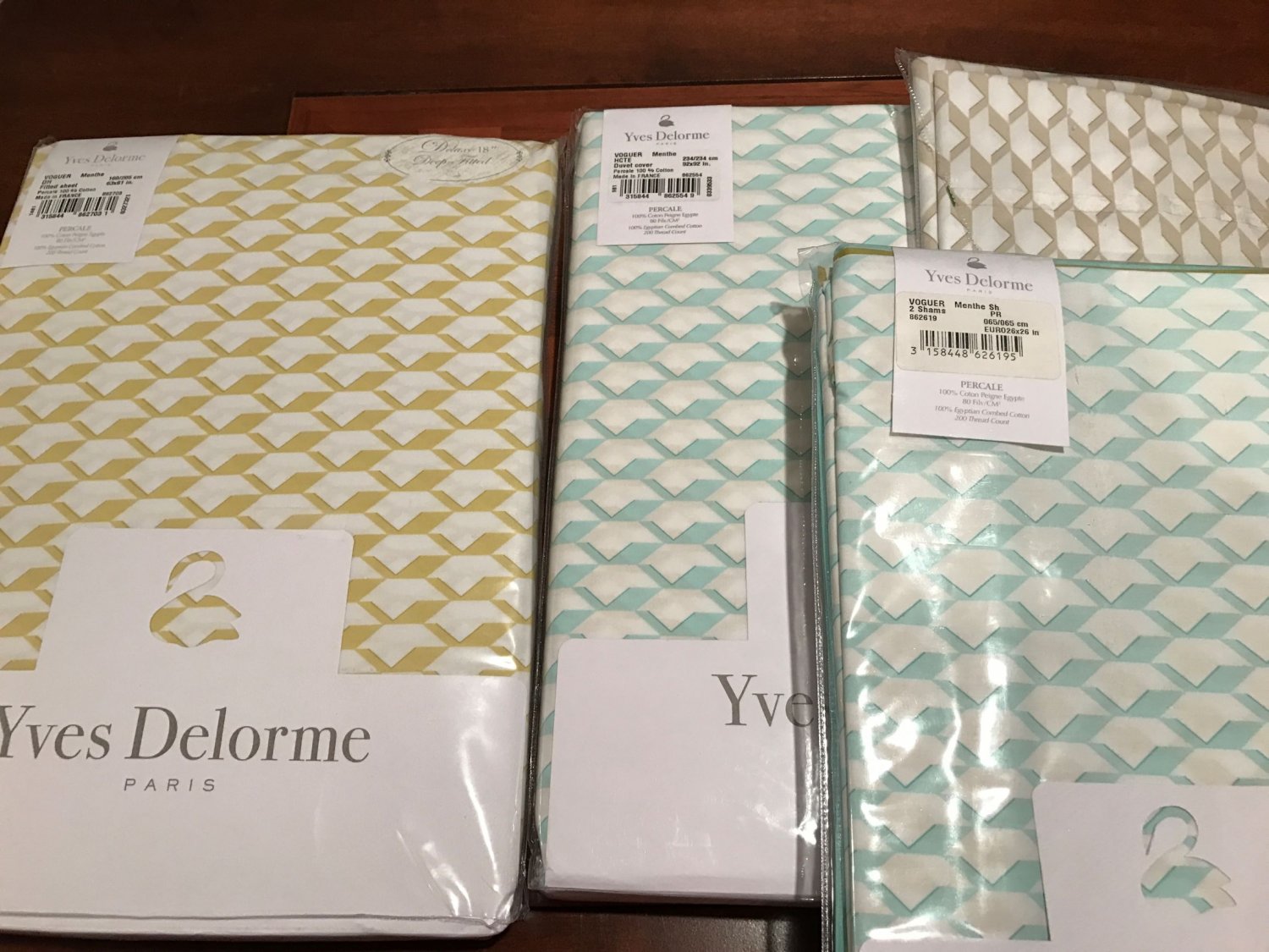 Yves Delorme Voguer Menthe Queen Fitted Sheet White Yellow Gold Graphic