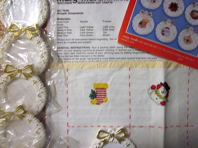 Lot Mary Maxim Wreath Ornaments, Christmas Stitchin' XS Leaflet 197, Aida Fabric Free Ship