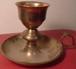 VINTAGE UNIQUE SOLID BRASS CANDLEHOLDER WITH HANDLE AND CATCHER