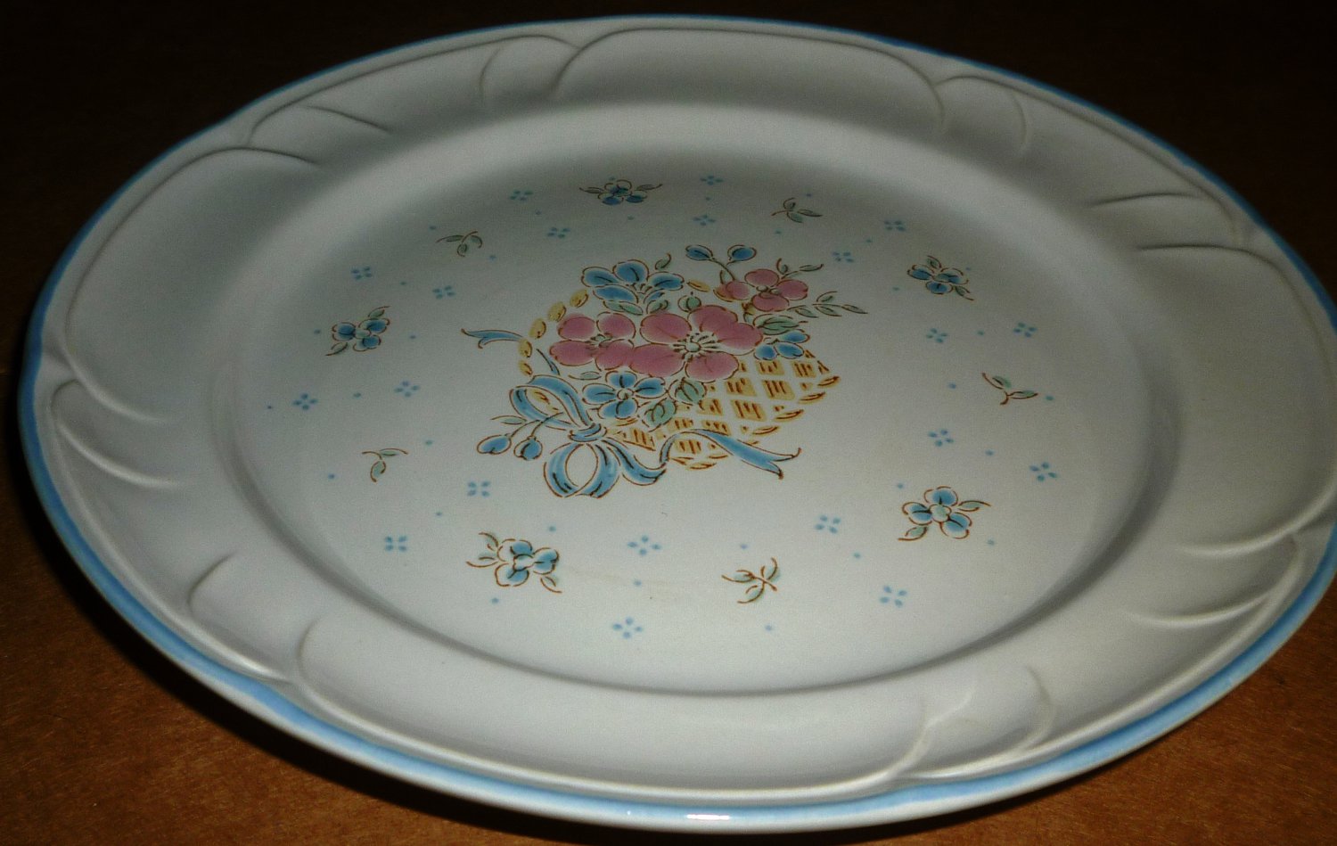 VINTAGE COUNTRY BASKET COLLECTION PORCELAIN PLATE FLOWERS BLUE TRIM JAPAN