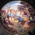 DANBURY MINT M.J. HUMMEL PLATE LITTLE COMPANIONS 'APPLE TREE BOY & GIRL' NMB