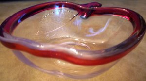 BEAUTIFUL GLASS CRYSTAL SCULPTURED APPLE SERVER BAKEWARE MOLD GERMANY