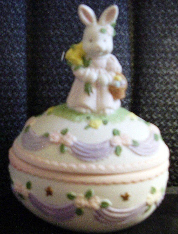 CUTE BISQUE PORCELAIN EGG BUNNY FIGURINE LIDDED TRINKET BOX EASTER