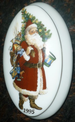 GORGEOUS REUTTER GERMANY 1985 PORCELAIN SANTA JEWELRY TRINKET BOX