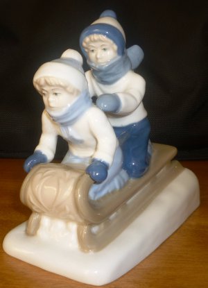 CHARMING KIDS SLEDDING PORCELAIN FIGURINE PAUL SEBASTIAN PS MEXICO LLADRO LIKE
