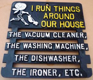 VINTAGE HUMOROUS WROUGHT IRON HOT PLATE TRIVET KITCHEN IS CENTER OF THE HOUSE