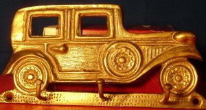VINTAGE UNIQUE BRASS WALL MOUNT OLDIE CAR 3 KEYS HOOK