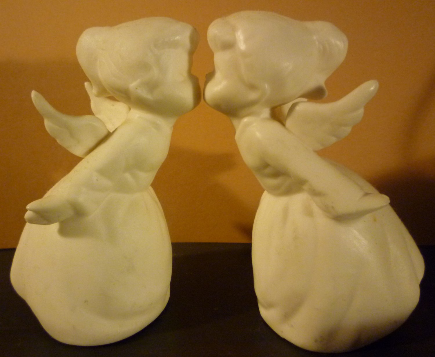 VINTAGE CHARMING WHITE BISQUE PORCELAIN FIGURINE KISSING ANGELS SET OF