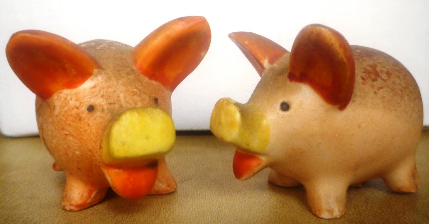 CHARMING VINTAGE PORCELAIN PIGS SALT & PEPPER SHAKERS JAPAN