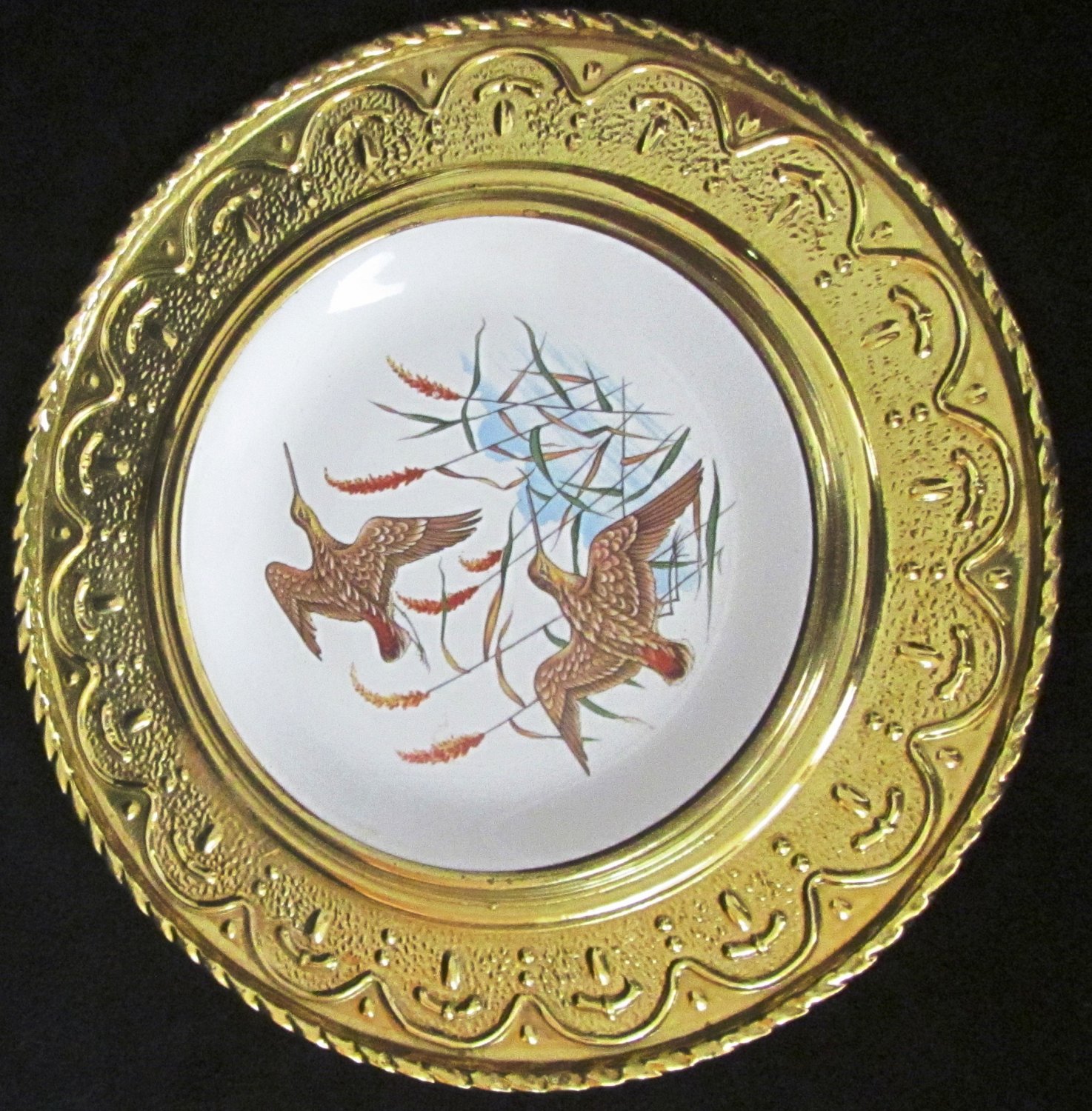 VINTAGE ALFRED MEAKIN PORCELAIN PLATE ENCASED IN HANDHAMMERED FRAME 