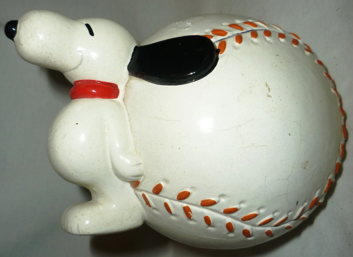 VINTAGE PIGGY COIN BANK SNOOPY ON A BASEBALL SNOOPY CORPORATION UNITED