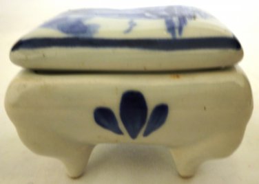 1990 DELFT BLUE WHITE HANDPAINTED FOOTED PORCELAIN TRINKET BOX HOLLAND