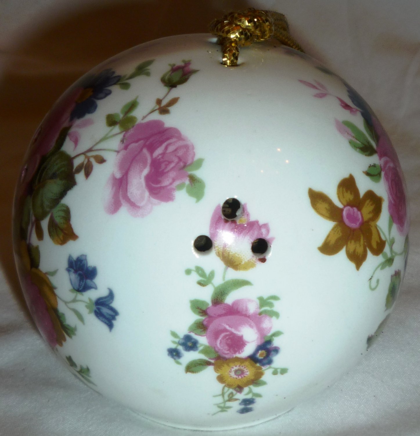 VINTAGE ROYAL STUART ENGLAND FINE BONE CHINA POMANDER POTPOURRI HOLDER BALL
