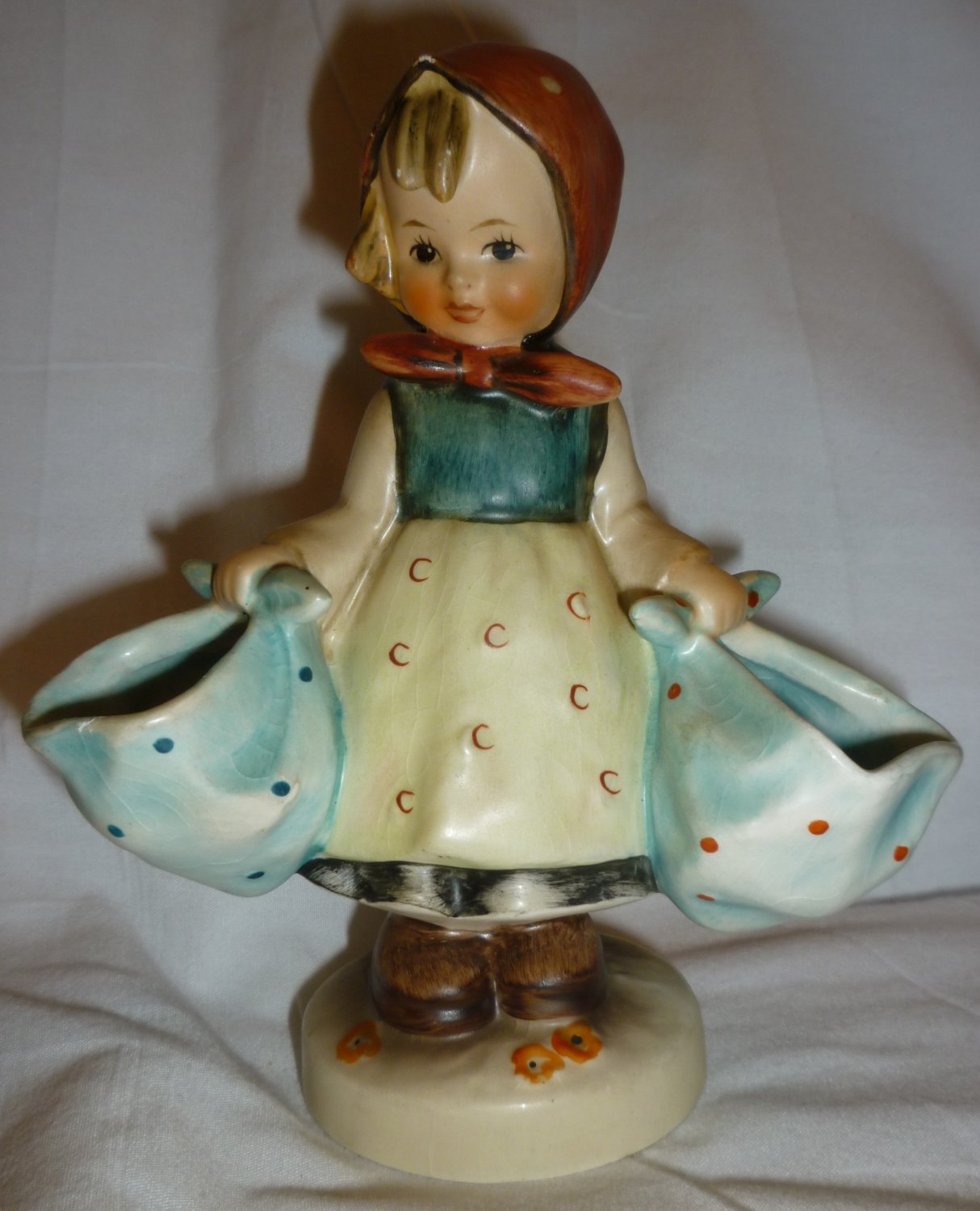 VINTAGE HUMMEL FIGURINE 'MOTHER'S DARLING' LITTLE GIRL WITH BAGS W.GERMANY