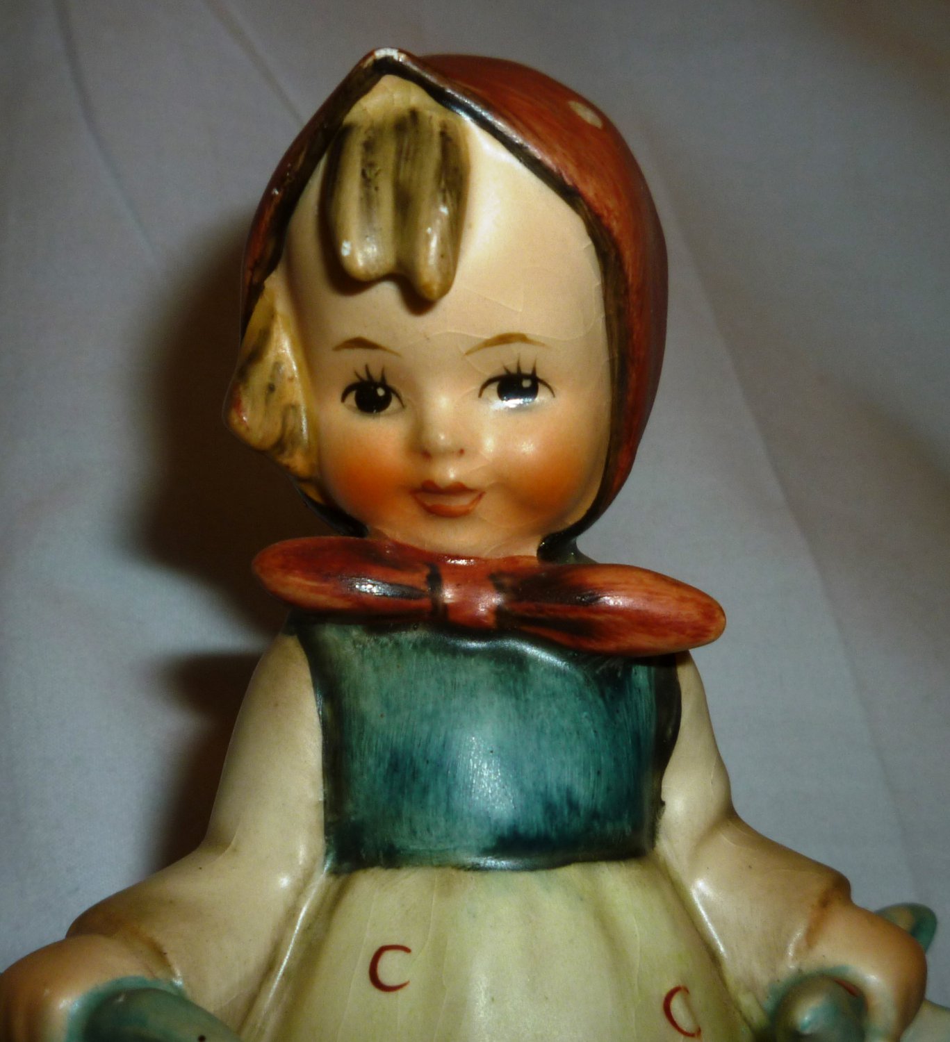 VINTAGE HUMMEL FIGURINE 'MOTHER'S DARLING' LITTLE GIRL WITH BAGS W.GERMANY