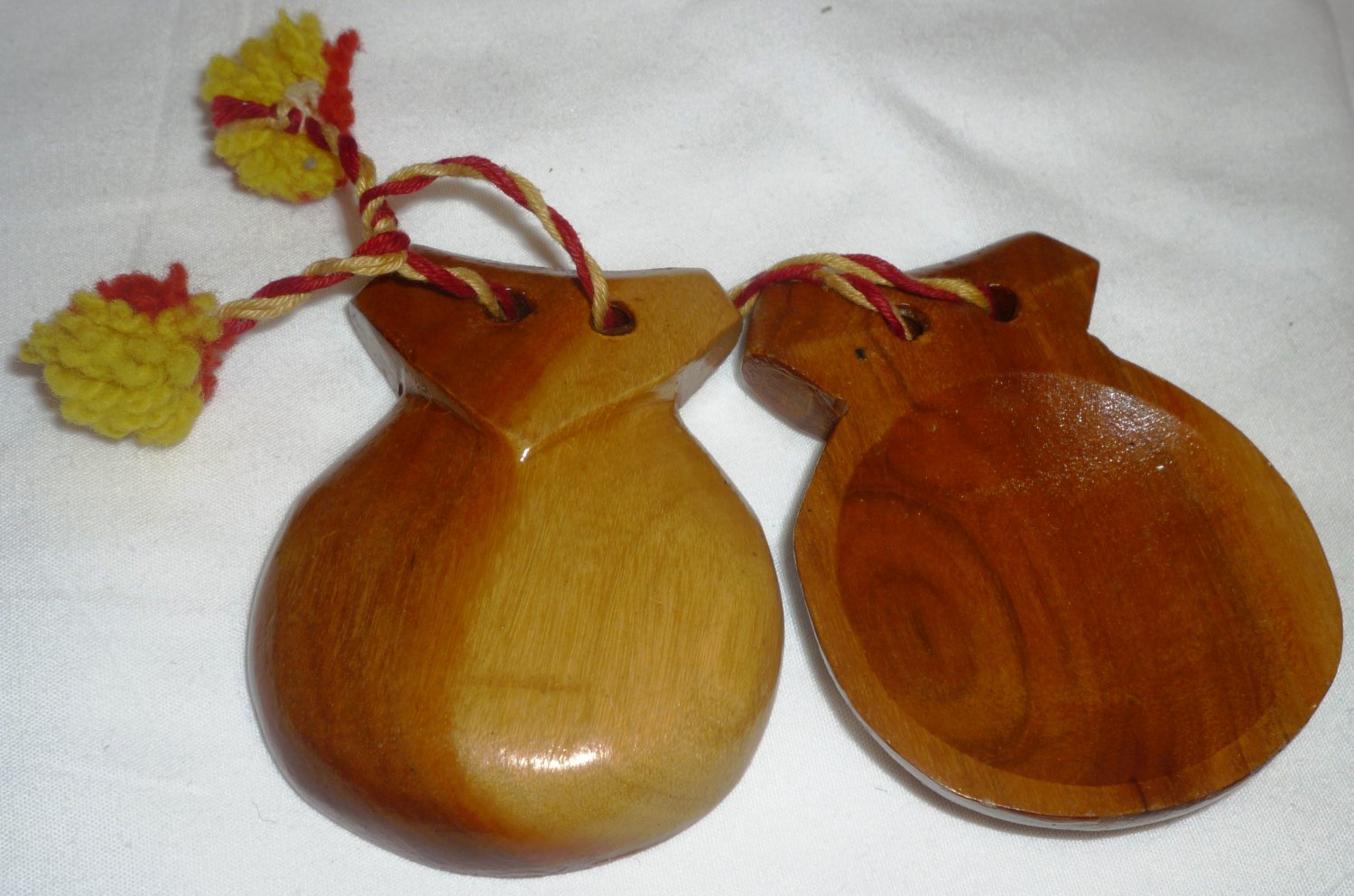 WOODEN MUSICAL PERCUSSION INSTRUMENT CASTANETS SET OF 2 MEXICO