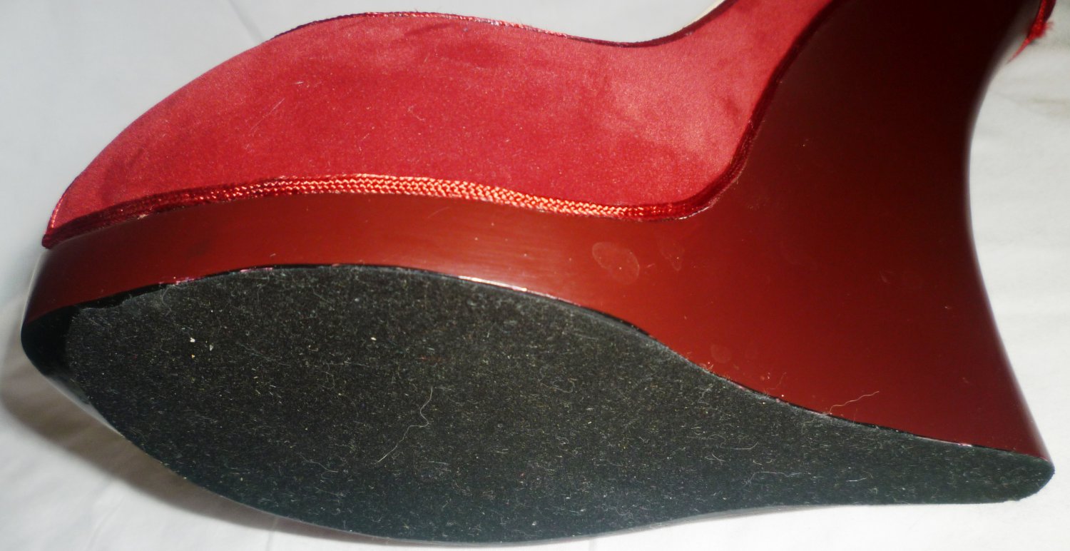WINE CADDY BOTTLE HOLDER WILD EYE DESIGN RED HIGH HEEL WEDGE SHOE FELT
