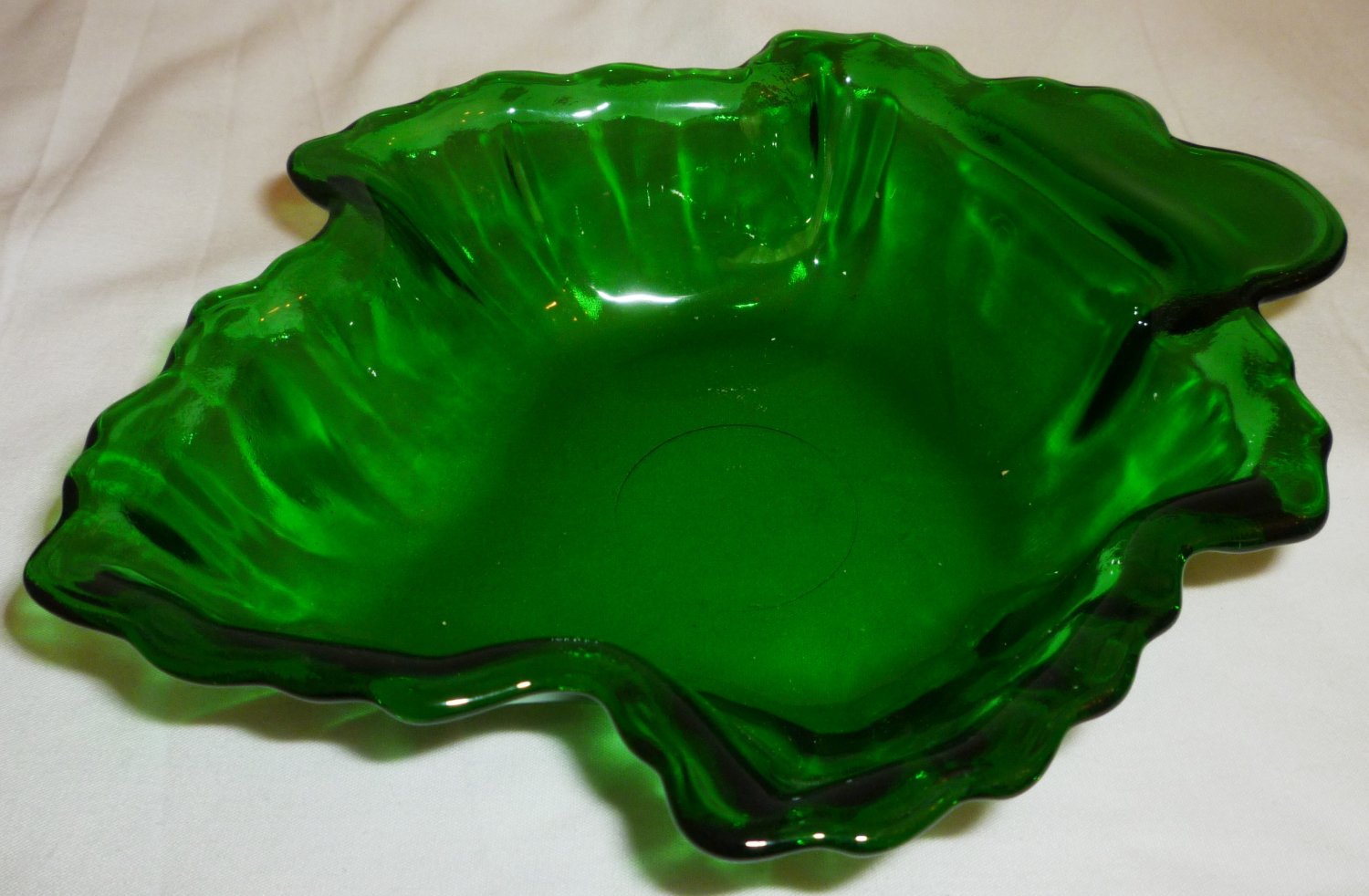 VINTAGE EMERALD GREEN ANCHOR HOCKING GLASS MAPLE LEAF NUT DISH