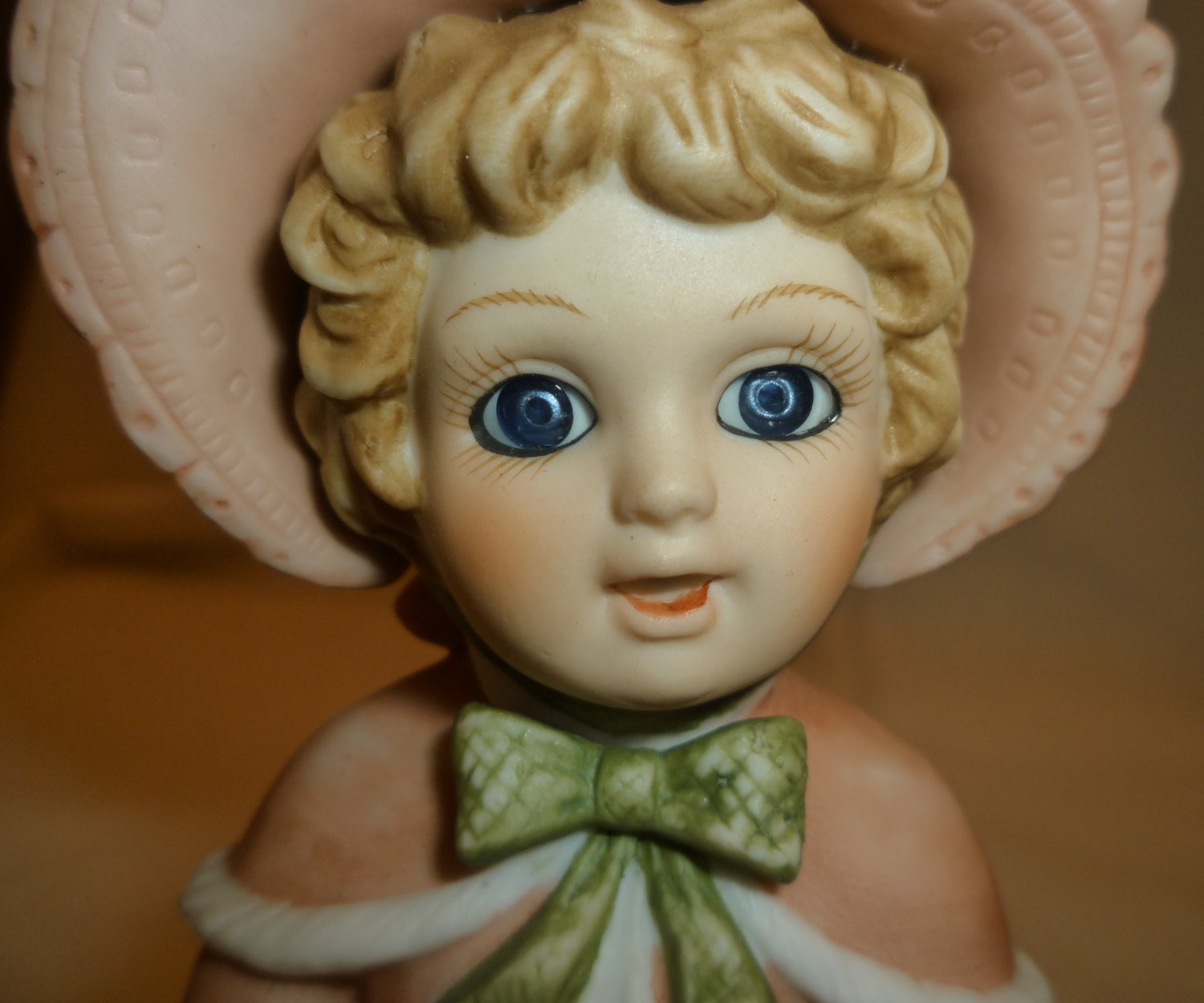 BEAUTIFUL ENESCO FIGURINE 'THE VICTORIANS' COLLECTION 1982 CHRISTMAS