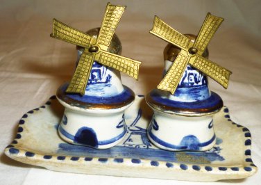 VINTAGE MINIATURE WINDMILL PORCELAIN SALT & PEPPER SHAKERS W/TRAY DELFT BLUE