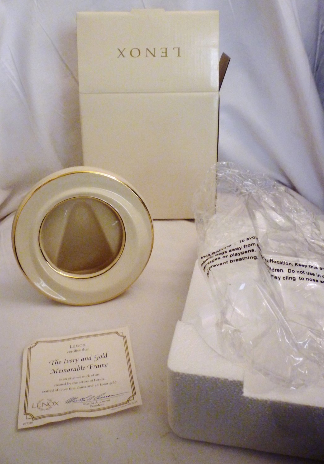BEAUTIFUL LENOX IVORY & GOLD MEMORABLE PORCELAIN PICTURE PHOTO FRAME GIFT NMB